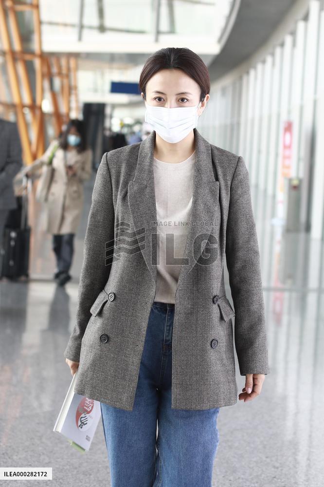 Actress Tongshu Yang