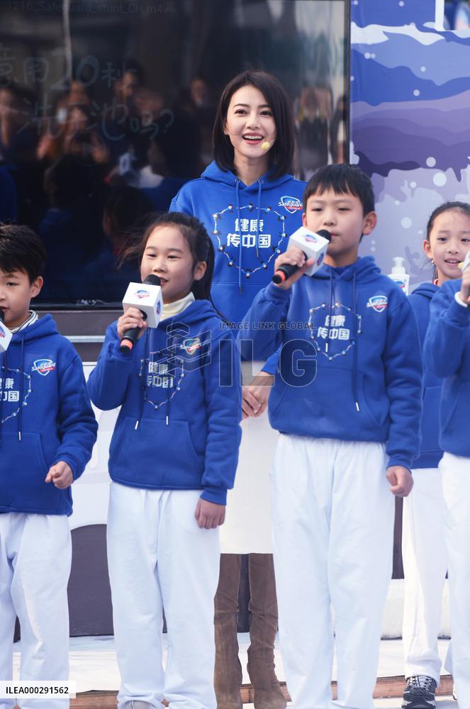 Actress Gao Yuanyuan Attend CCTV Live