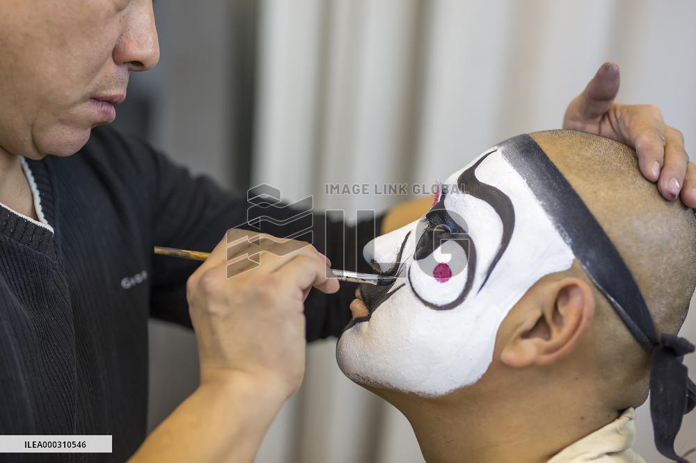 Peking Opera Making Up
