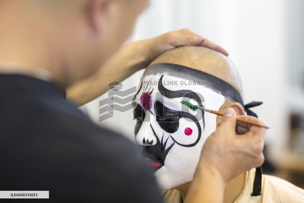 Peking Opera Making Up