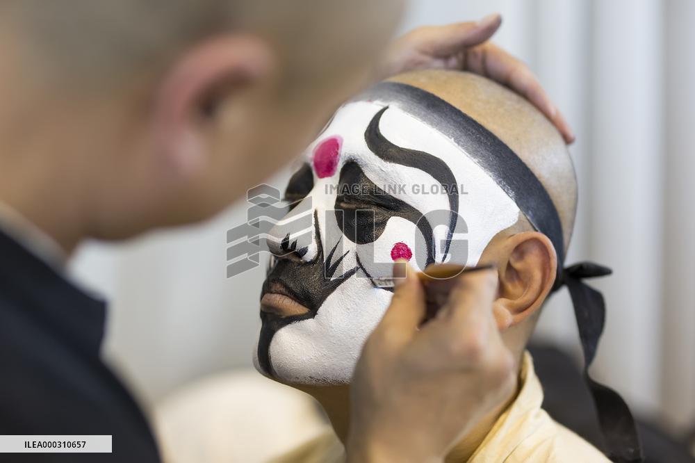 Peking Opera Making Up