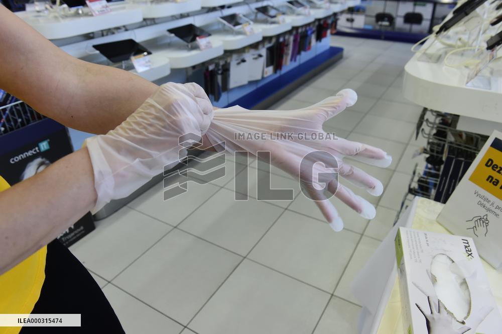 DATART electronics retailer chain, customer, sales manager, gloves