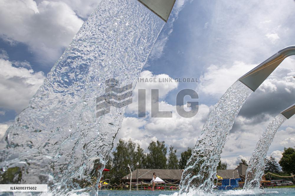 people enjoy warm weather in the Broumar lido