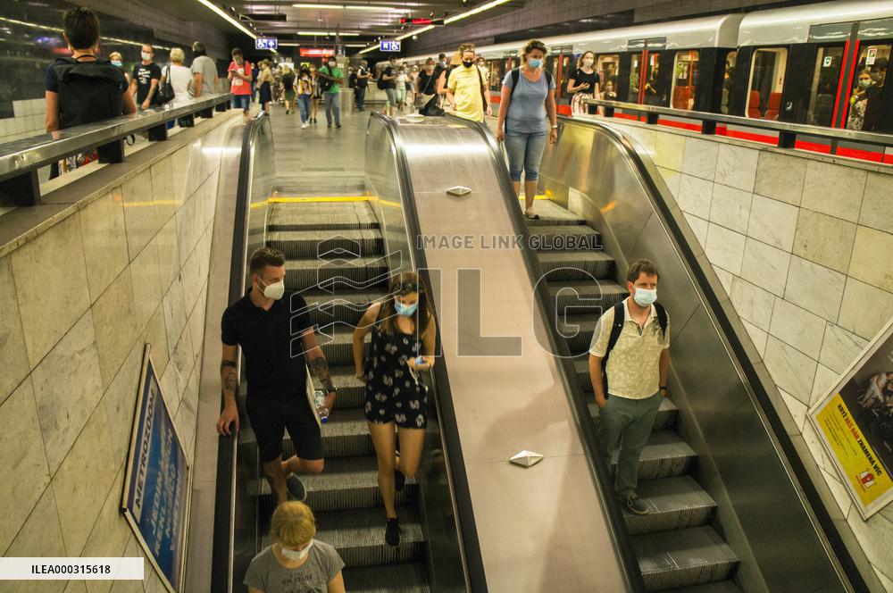 metro, C line, Muzeum (Museum) station, passengers, commuters, face mask