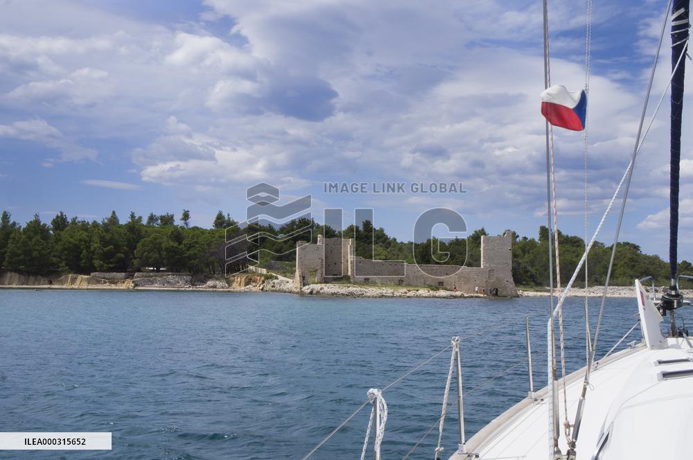 sailing yacht, cruising, cruiser, sea, Czech flag, a ruin on Vir island