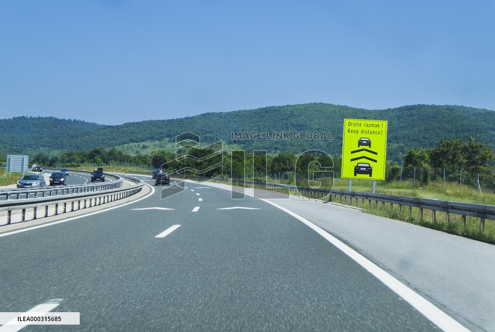 A1 motorway direction from the coastline, notice board DRZITE RAZMAK, KEEP DISTANCE, highway, low traffic, rideable, almost empty