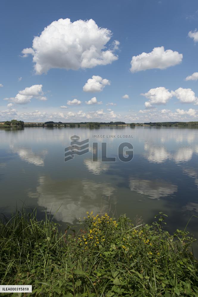 Soprec pond, sky, water surface, reflection
