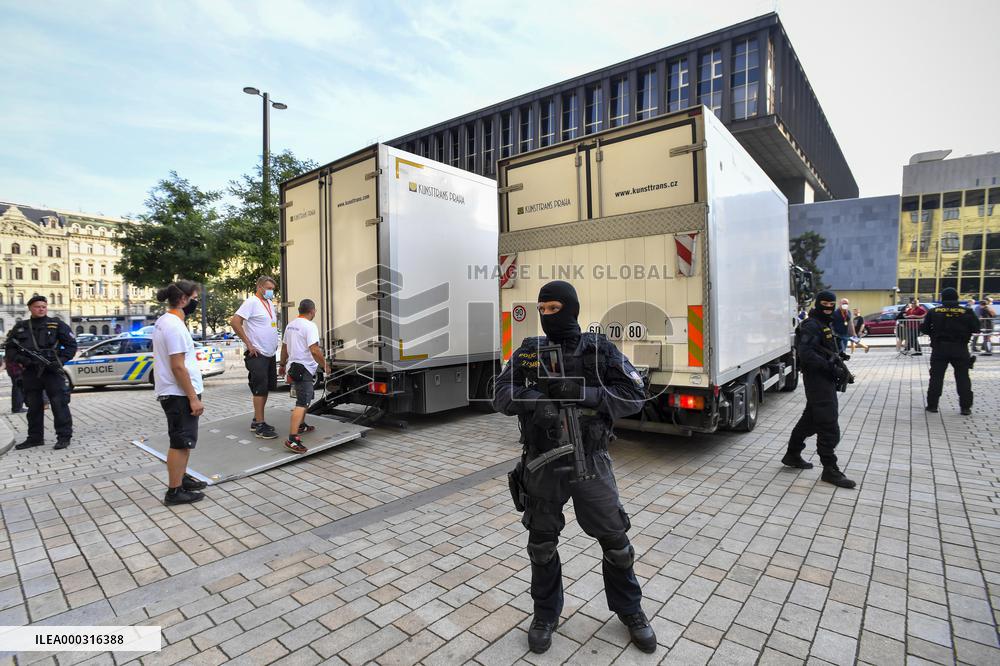 Kings of the Sun exhibition, exhibits, transportation, supervision of the police