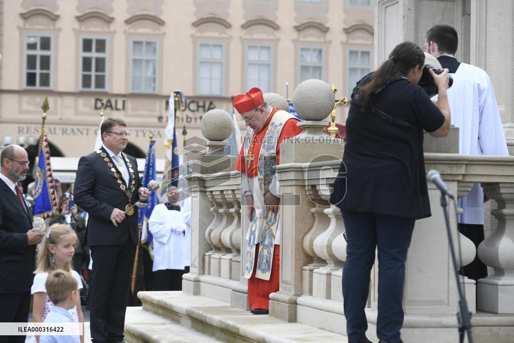 Dominik Duka, Blessing of a replica of the Marian column in Prague