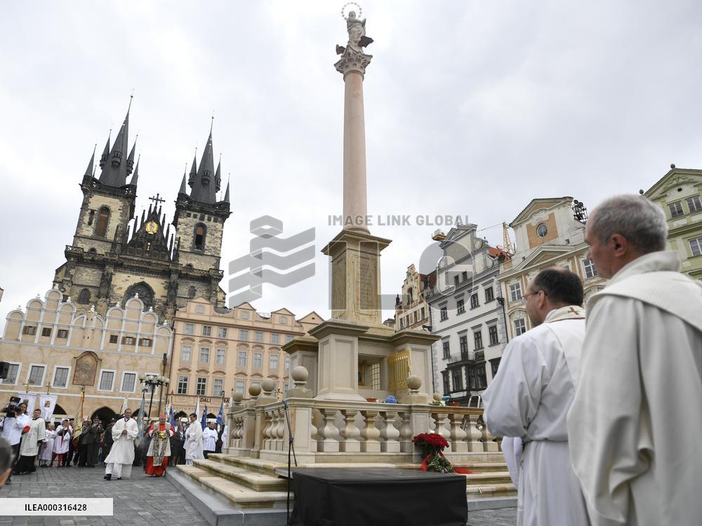 Dominik Duka, Blessing of a replica of the Marian column in Prague