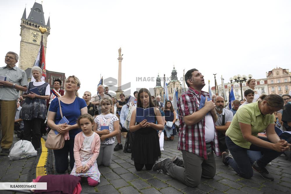 Blessing of a replica of the Marian column in Prague