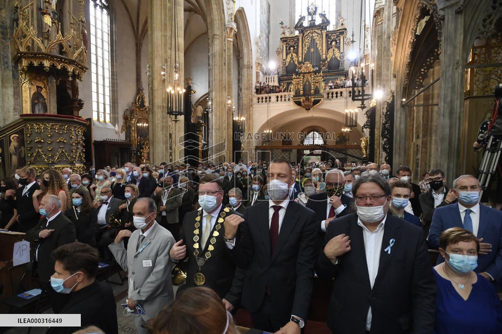Blessing of a replica of the Marian column in Prague