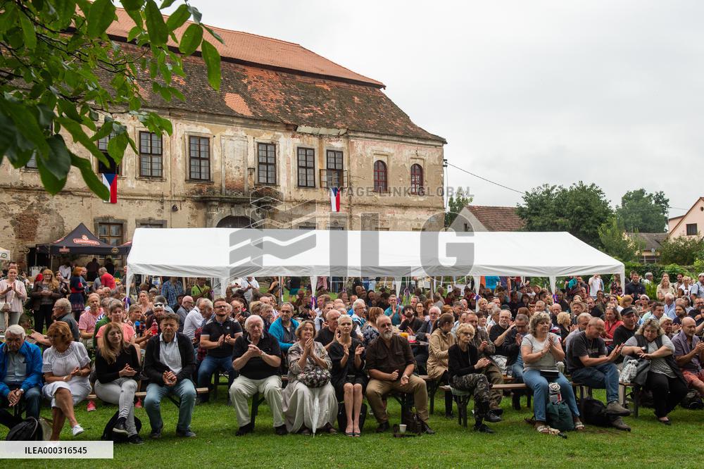 Patriotic meeting in Pricovy chateau