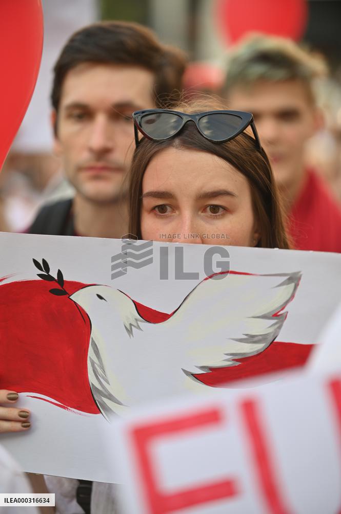 Crowds in Brno, express solidarity with Belarusian protest, people, rally