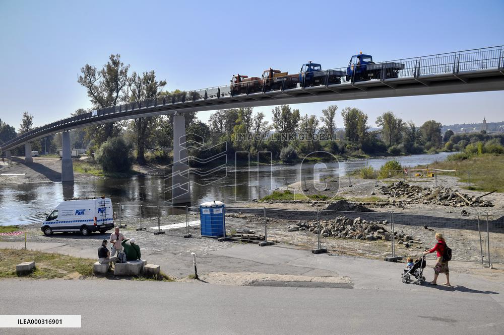 load test on the new Troja footbridge
