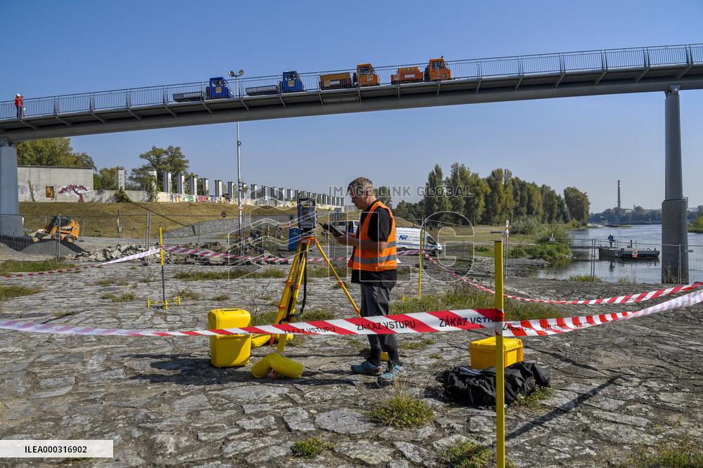 load test on the new Troja footbridge