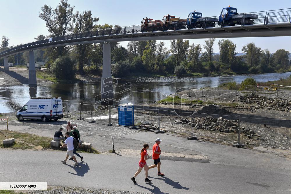 load test on the new Troja footbridge