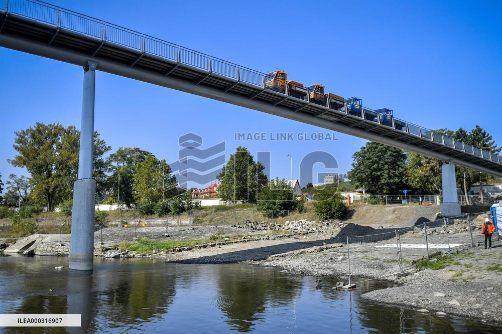 load test on the new Troja footbridge