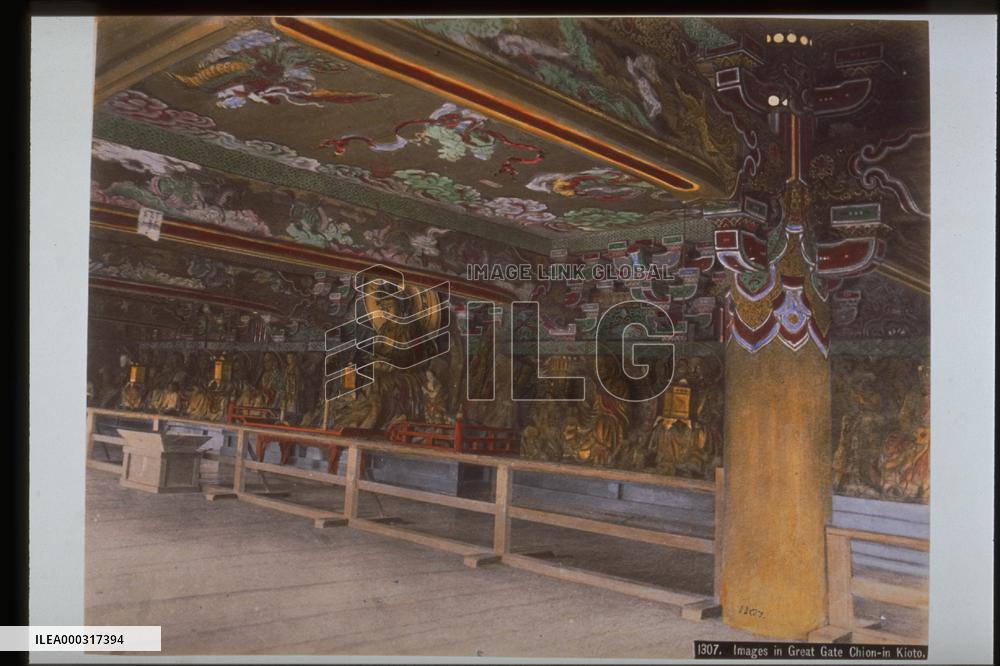 Inside of main gate of chion-in temple