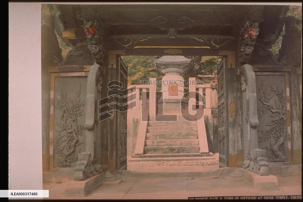 Chumon,the middle gate,of yushoin's burial ground at shiba zojoji temple