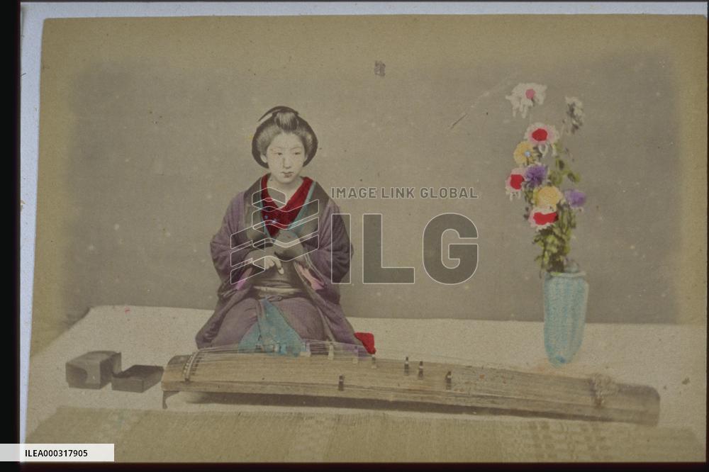 A koto and a woman