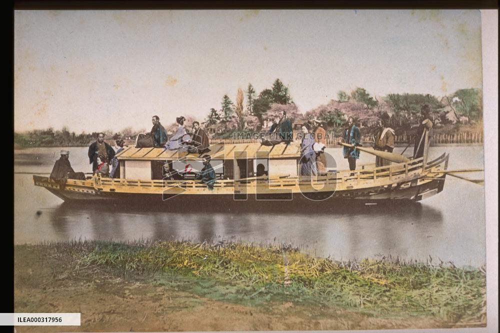 A yakatabune (a leisure boat)