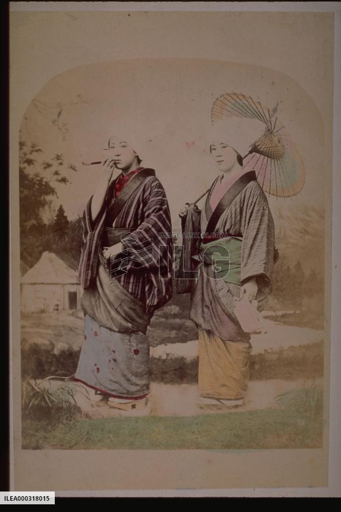 Women in anesama-kaburi,headdress of a towel