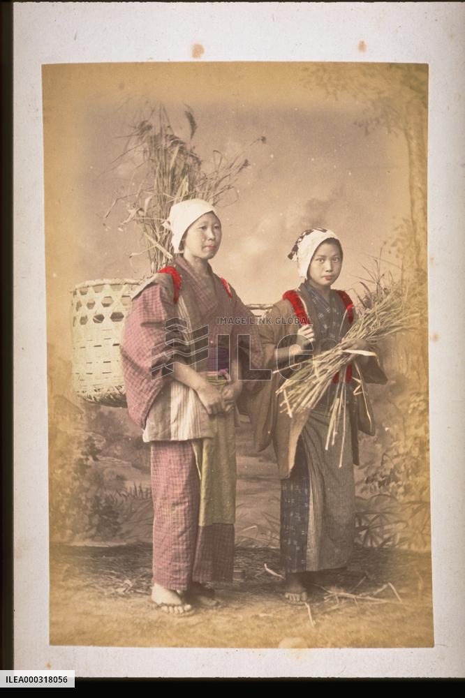 Women carrying crates on their back