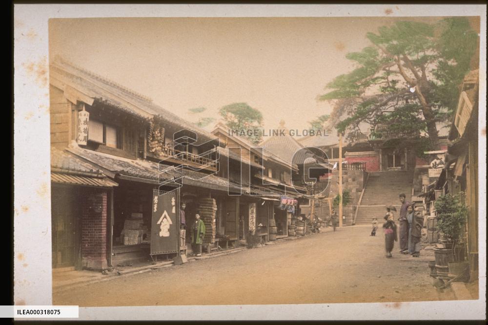 View in front of the gate of YOKOHAMA sotokuin temple