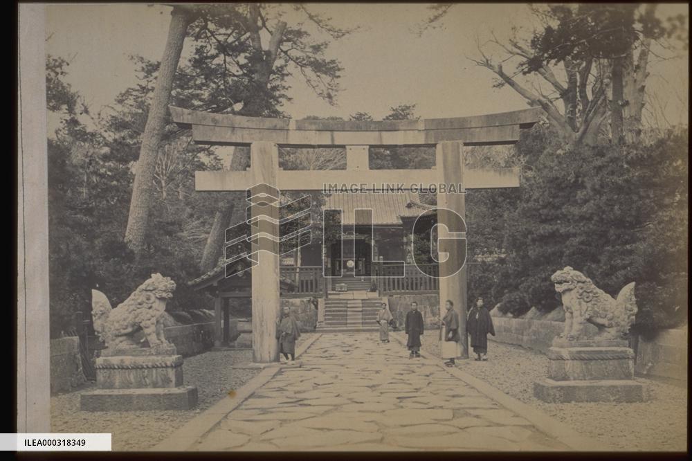 The approach to shibanoankokuden temple