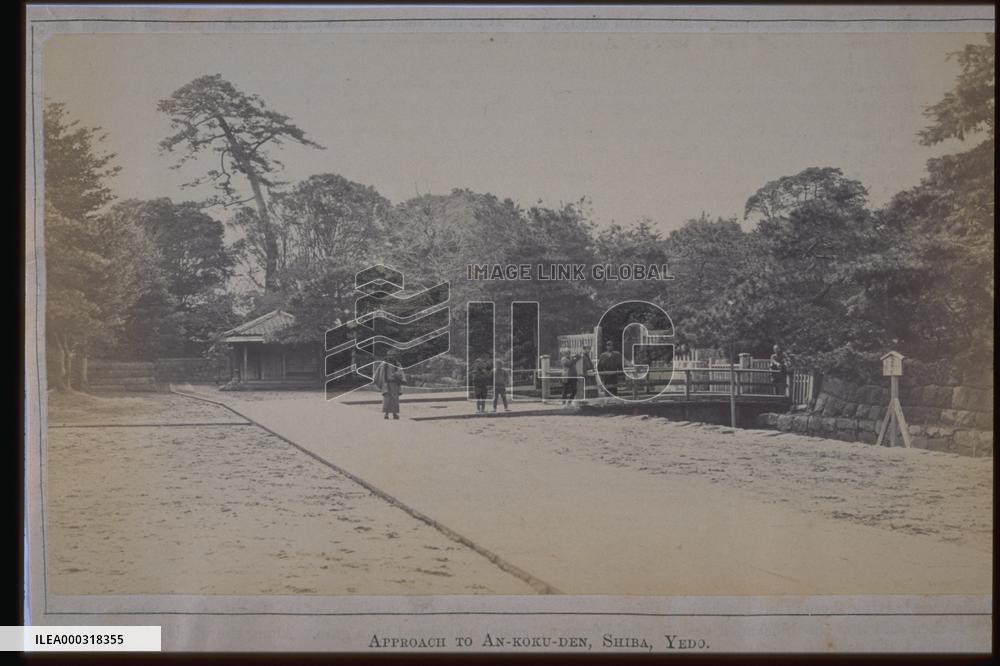 The approach to shibanoankokuden temple