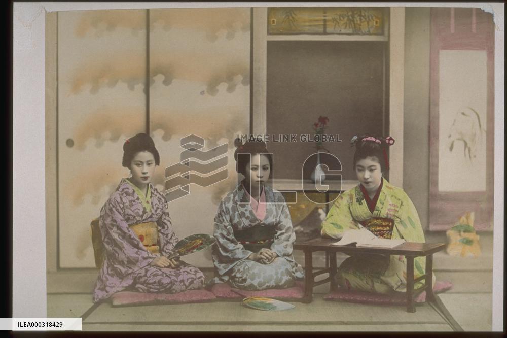 Girls of a mercantile family