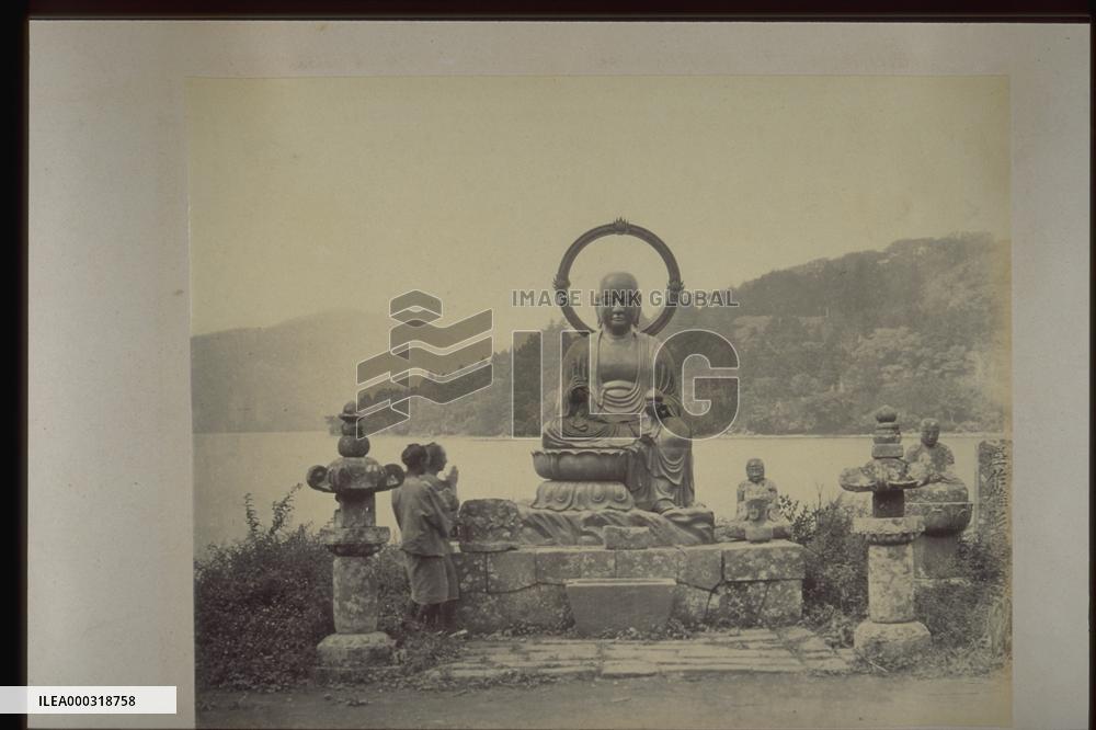 Statues of Enmeijizo (giving a long-life) by Lake Ashi