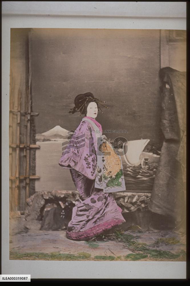 An oiran (a courtesan)