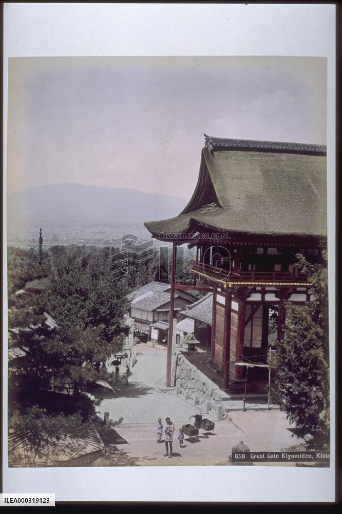 Nio Gate at Kiyomizudera Temple in Kyoto