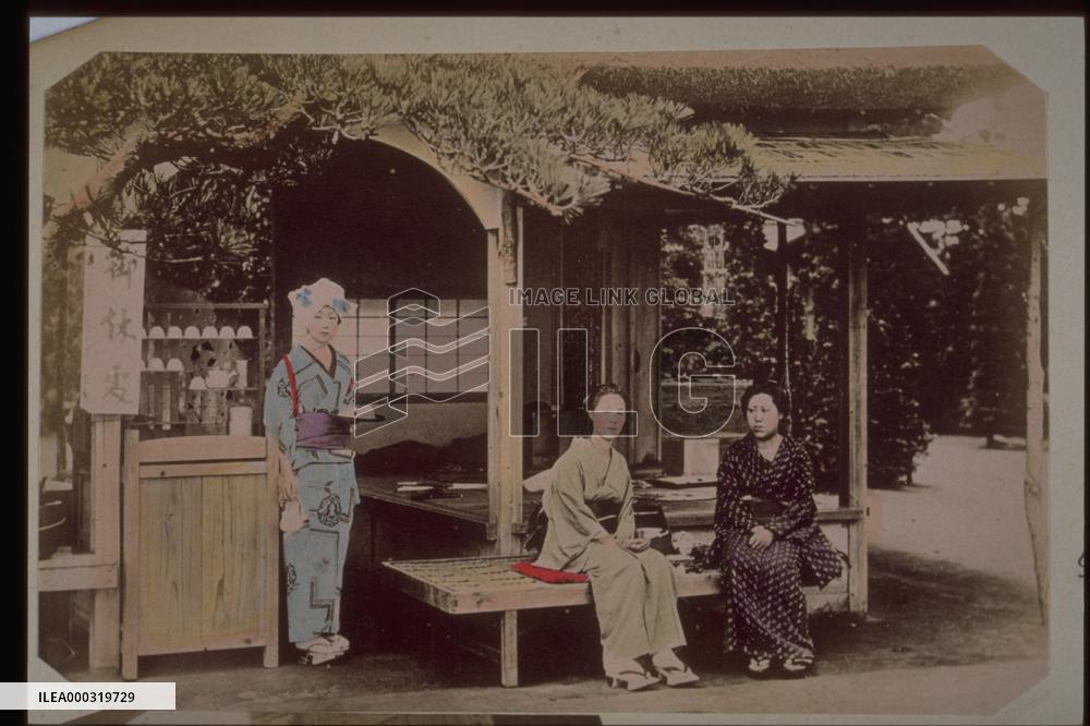 The women at a teahouse