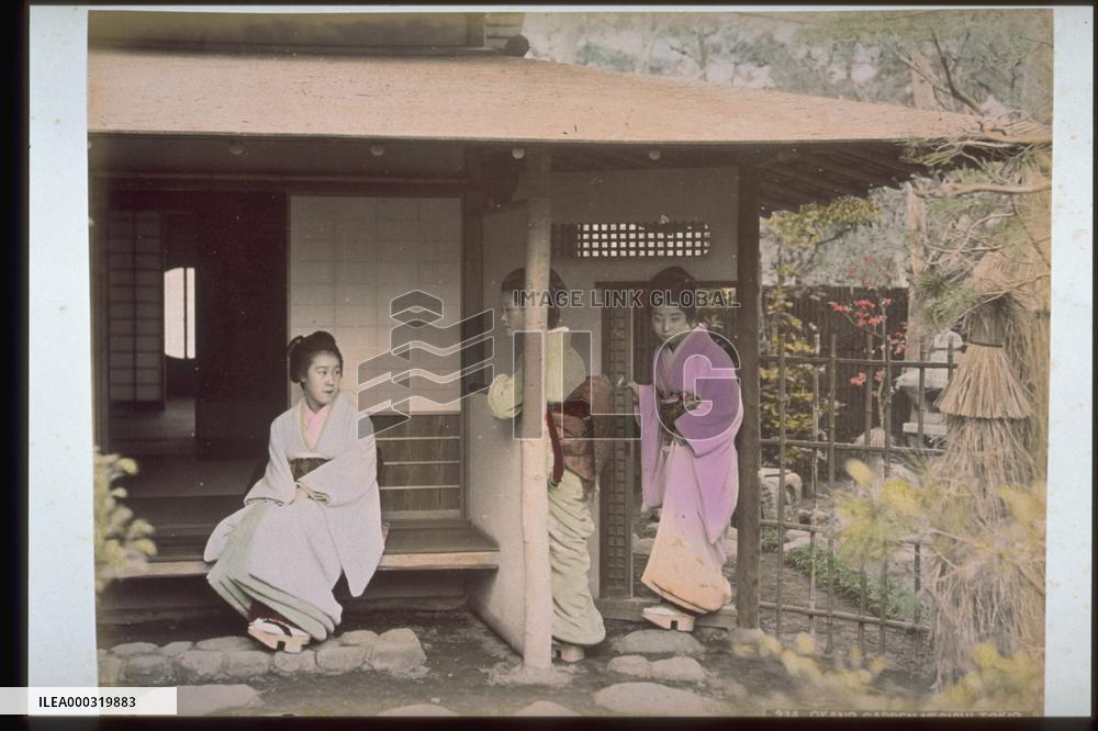 Women in Okano Garden