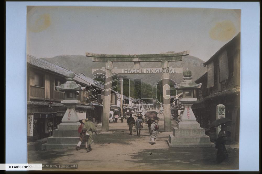 The approach to Ikuta Shrine