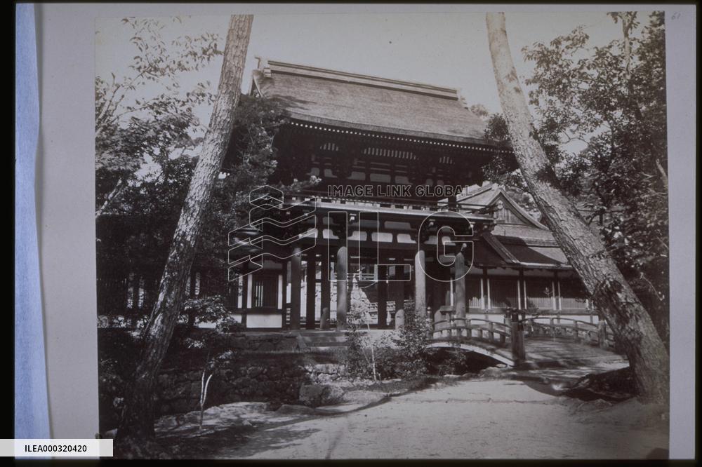 The sanmon (entrance) gate of a shrine