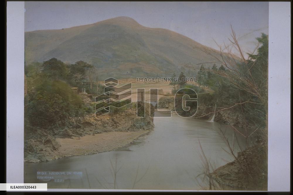 The Kamaguchi-bashi,a suspension bridge over the Fuji River