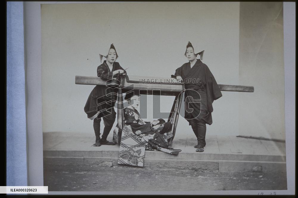 A female palanquin bearer in male attire