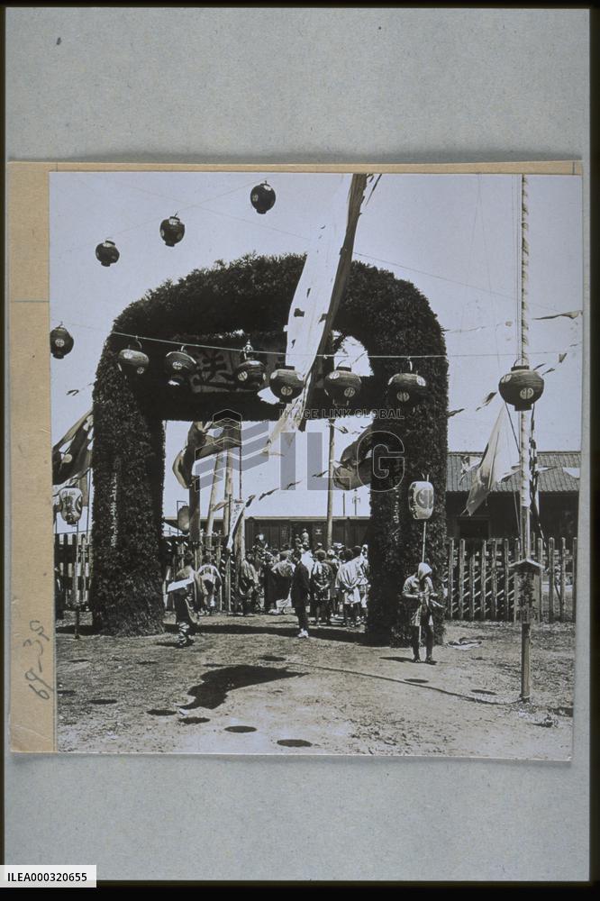 Seeing off soldiers leaving for battle