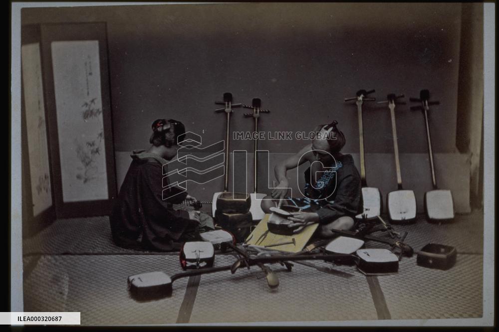 A shamisen mender