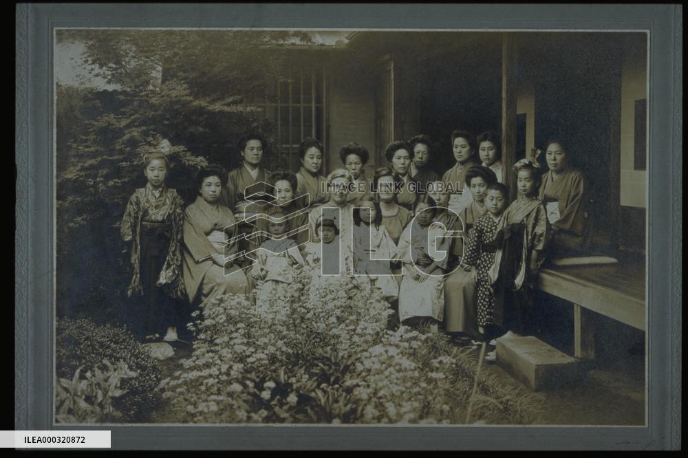 A group photo of two foreigners and women