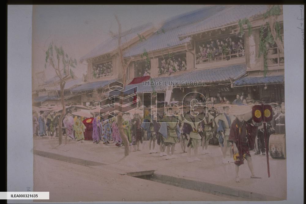 Daimyo Gyoretsu (a feudal lord's procession) and spectators