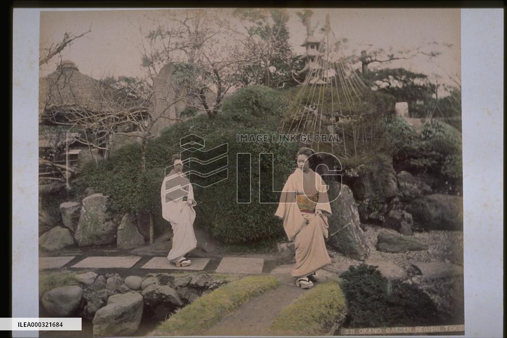 Women in Okano Garden