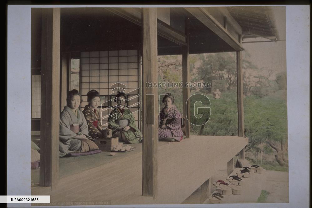 Women at Satake Garden,Mukojima