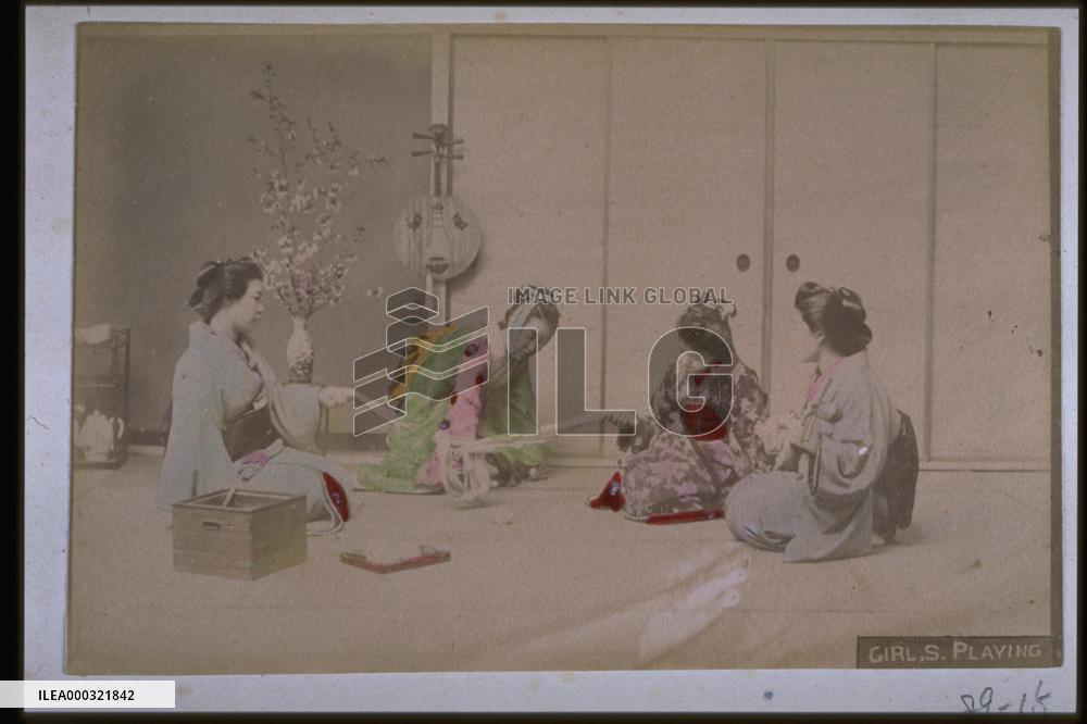 Four women playing with a rope (a hanging fox)