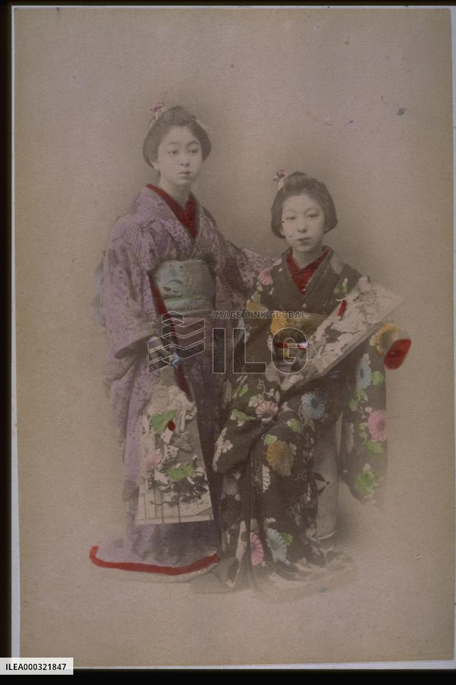 Girls holding battledores