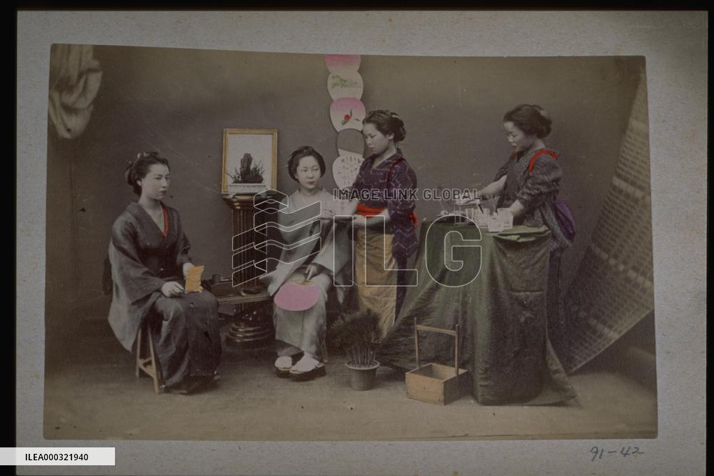 A shaved-ice shop and women
